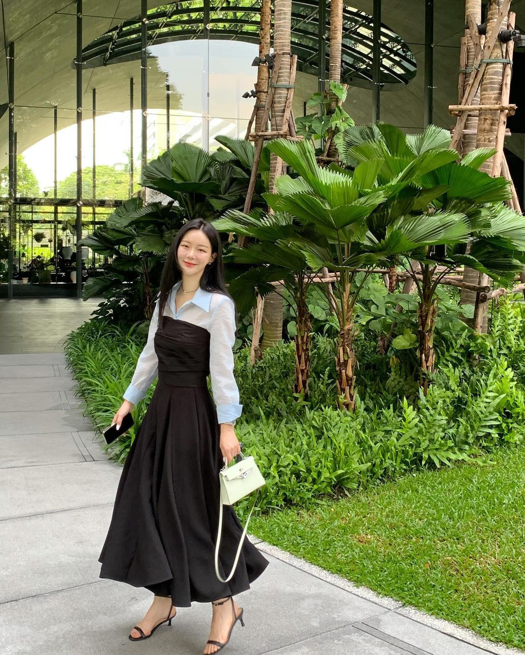 Nữ blogger mê diện áo sơ mi mặc đẹp cả năm - Hình 10 Nu blogger me dien ao so mi mac dep ca nam-Hinh-10