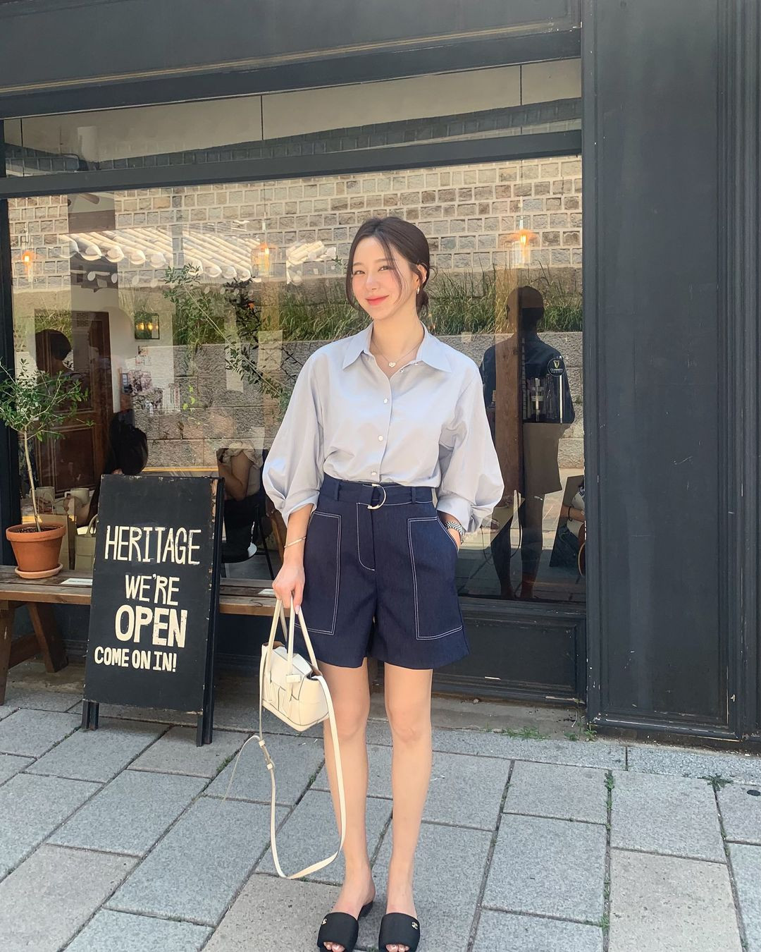 Nữ blogger mê diện áo sơ mi mặc đẹp cả năm - Hình 7 Nu blogger me dien ao so mi mac dep ca nam-Hinh-7