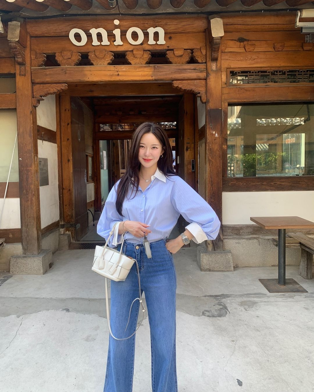 Nữ blogger mê diện áo sơ mi mặc đẹp cả năm - Hình 11 Nu blogger me dien ao so mi mac dep ca nam-Hinh-11