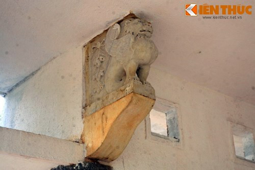 Cặp tượng hổ đá trên hai đầu cột ở giữa có lẽ là chi tiết kiến trúc tinh xảo nhất.