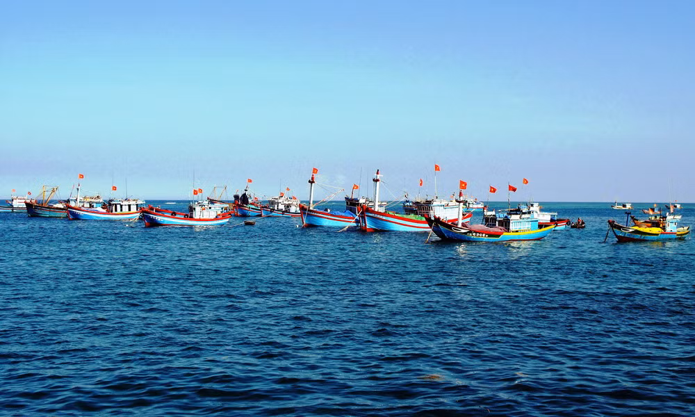 Quần đảo Hoàng Sa của Việt Nam đã được các triều đại phong kiến Việt Nam xác lập chủ quyền từ nhiều thế kỷ trước. Cũng như quần đảo Trường Sa, điều kiện sinh sống của con người tại Hoàng Sa là vô cùng khắc nghiệt. Hiện tại, Trung Quốc đang chiếm đóng trái phép các điểm đảo ở Hoàng Sa, nhưng khu vực này vẫn là điểm đánh bắt cá truyền thống của các ngư dân Việt Nam. Ảnh: Lao Động.