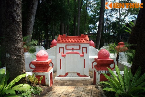 Giữa sân trước của mộ có bức bình phong tiền chiếu thư đặt trên bệ đỡ. Bình phong này có thể đã có hoa văn hoặc chữ, nhưng hiện tại thì trống trơn.