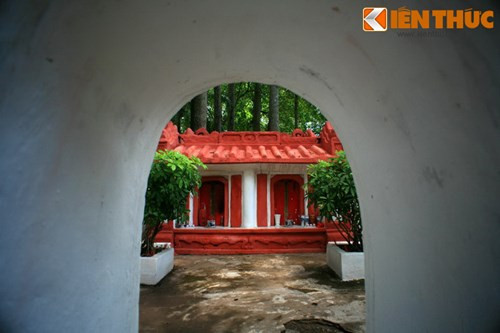 Các nhà nghiên cứu khẳng định, đây là mộ xây bằng ô dước - tên loại vật liệu bí truyền có sử dụng nhựa cây rừng, cứng hơn đá và rất khó phá vỡ với kỹ thuật thời xưa. Loại mộ này thường chỉ dành cho giới hoàng tộc hoặc những bậc đại công thần từ thế kỷ 15 đến đầu thế kỷ 20. Đặc biệt, hầu hết các lăng mộ cổ đắp bằng ô dước khi khai quật lên đều tìm thấy xác ướp.