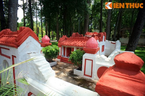 Đây là một ngôi mộ bề thế, có kiến trúc còn khá nguyên vẹn. Mộ gồm 3 phần là tiền sảnh - sân thờ và nhà mộ, được ngăn cách bởi các trụ cổng. Quanh mộ là một vòng tường bao tương đối thấp.