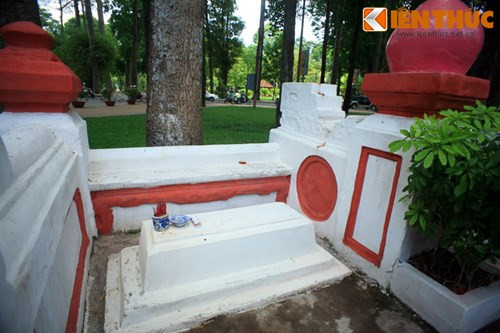 Sát vách tường bao bên phải của khu mộ còn một ngôi mộ nhỏ, theo giai thoại là của một thuộc tướng nhà Nguyễn bị bại trận đã tự sát.