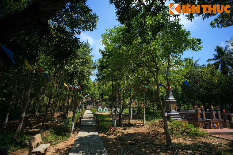 Từ đền, qua cổng phụ phía bên phải (tính từ cổng chính nhìn vào), là một con đường lát gạch tàu dẫn lên khu an táng hơn 40 ngôi mộ của dòng họ Mạc. Trong số ấy, có một số mộ xưa như của Mạc Cửu, Mạc Thiên Tứ, Nguyễn Hiếu Túc...