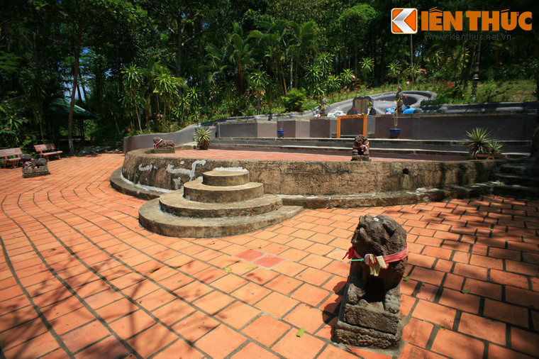 Trong các ngôi mộ ở đây, mộ Mạc Cửu là ngôi mộ lớn nhất, kiên cố nhất, có hình bán nguyệt khoét sâu vào núi. Trước mộ là khoảng sân rộng. Quanh mộ là vườn cây xanh tươi với nhiều loài hoa khoe sắc.