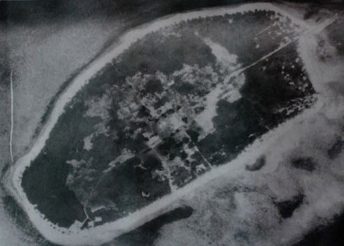 Đảo Hoàng Sa năm 1968 nhìn từ trên không, với các công trình quân sự và dân sự của VNCH.