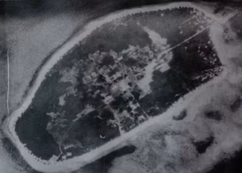 Đảo Hoàng Sa năm 1968 nhìn từ trên không, với các công trình quân sự và dân sự của VNCH.