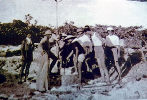 Người Pháp và người Việt Nam đồn trú tại Hoàng Sa đang đào giếng nước ngọt năm 1938.