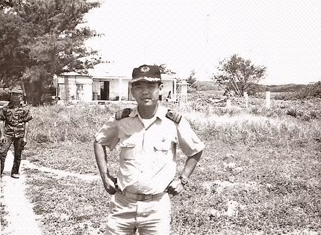Phó Đề Đốc (chuẩn tướng) Hồ Văn Kỳ Thoại của VNCH bên đơn vị quân trú phòng trên đảo Hoàng Sa.