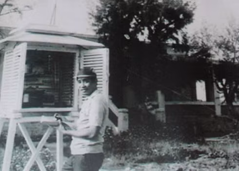 Ông Nguyễn Giao, nhân viên của Nha Khí tượng VNCH đang thu thập thông tin về nhiệt độ và độ ẩm tại Hoàng Sa trước 1974.