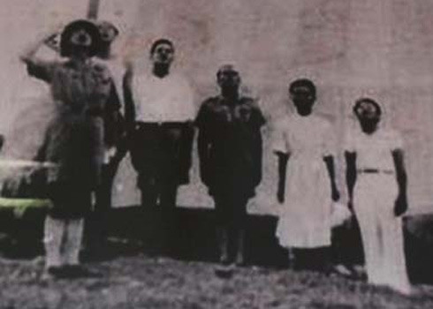 Lính Pháp - Việt trong một lễ chào cờ ở Hoàng Sa trước 1945.