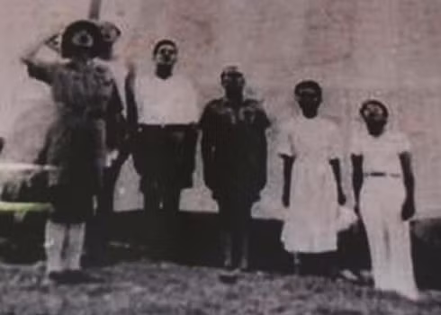 Lính Pháp - Việt trong một lễ chào cờ ở Hoàng Sa trước 1945.