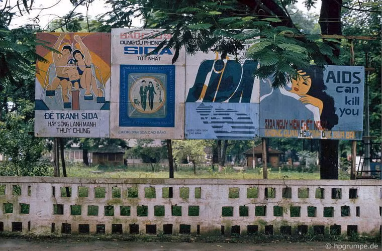 Những tấm biển cổ động phòng chống AIDS.