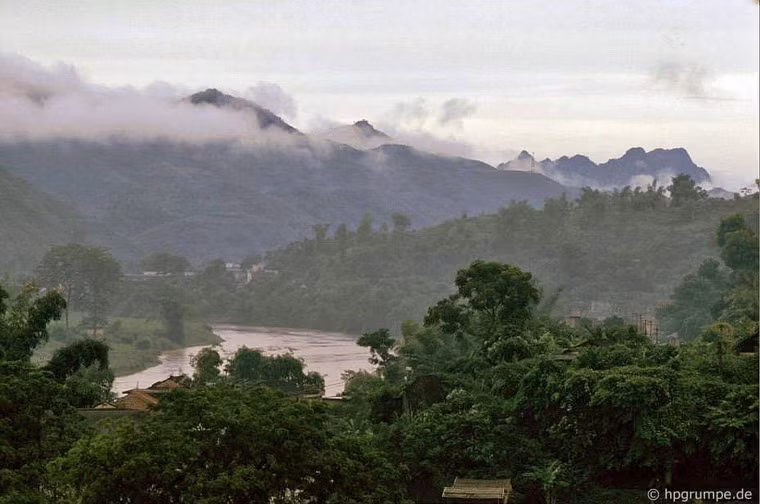 Những ngọn núi phủ mây trắng nhìn từ thị xã.