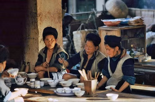 Người H'Mông đen với trang phục chủ đạo có màu tối.