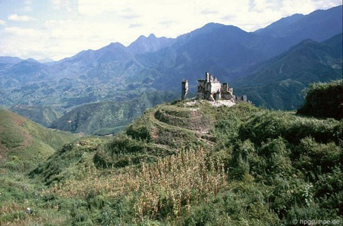 Một phế tích kiến trúc nằm trên đỉnh đồi.