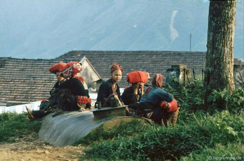 Mỗi dân tộc có một kiểu trang phục riêng, như phụ nữ người Dao Đỏ luôn quấn khăn đỏ trên đầu.