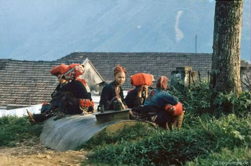 Mỗi dân tộc có một kiểu trang phục riêng, như phụ nữ người Dao Đỏ luôn quấn khăn đỏ trên đầu.