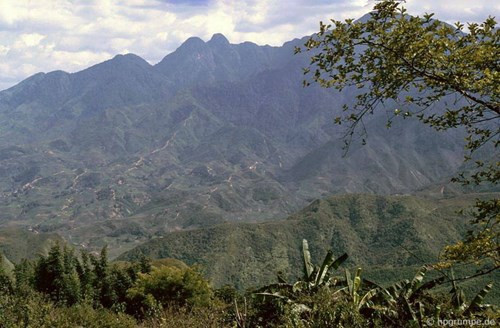 Từ thị trấn có thể nhìn ra những khoảng không gian hùng vĩ của núi rừng Tây Bắc.