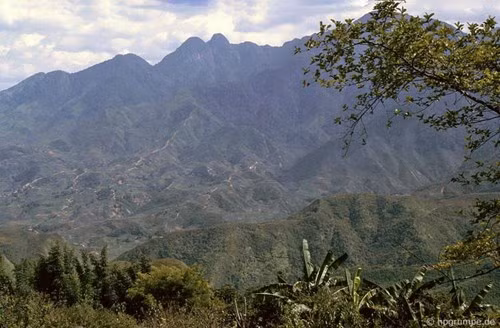 Từ thị trấn có thể nhìn ra những khoảng không gian hùng vĩ của núi rừng Tây Bắc.