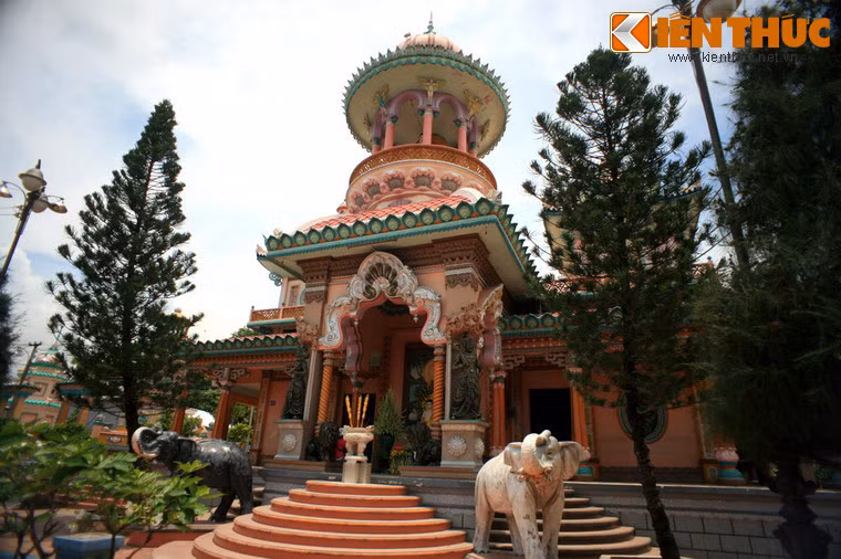 2. Nằm ở phường Núi Sam, thành phố Châu Đốc, tỉnh An Giang, chùa Tây An dược coi là một biểu tượng lịch sử cho sự giao lưu kiến trúc giữa Việt Nam và Ấn Độ. Chùa có lịch sử hình thành từ năm 1847, có diện mạo như ngày nay sau đợt trùng tu lớn năm 1958.