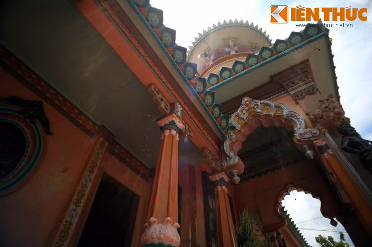 Các chân cột, đầu cột được tạo hình giống với cột ở đền chùa Ấn Độ. Phù điêu và các hoa văn trang trí trên tường cũng mang đậm dấu ấn của xứ cà ri. Màu sắc rực rỡ cũng là một dấu ấn khác của kiến trúc Ấn Độ tại chùa Tây An.