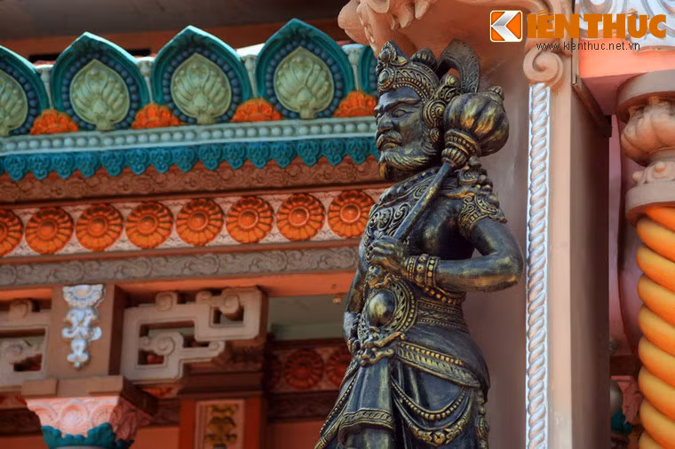 Hai bên tháp chính là hai ngọn tháp có phần dưới vuông giống như kiến trúc chùa tháp Việt, phần đỉnh là tháp tròn kiểu Ấn Độ. Bốn cột tháp ở tầng dưới có các tượng hộ pháp được tạo hình theo phong cách Ấn Độ.