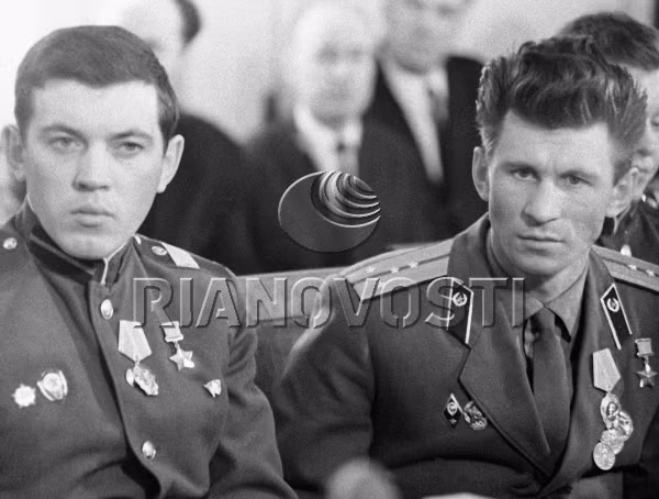 Yury Babansky (trái) và Vitaly Bubenin, hai chiến sĩ được biểu dương trong công cuộc bảo vệ đảo Damanski.