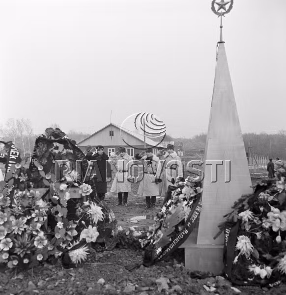 Viếng mộ các đồng đội đã ngã xuống ở Damanski.