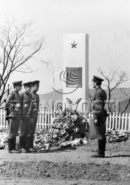 Bên đài tưởng niệm các chiến sĩ Liên Xô hi sinh ngày 2/3/1969 ở Damanski.