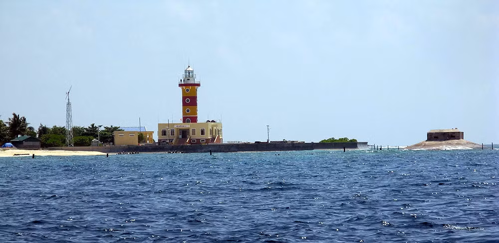 Đèn biển Sơn Ca là ngọn đèn biển mới nhất được xây dựng ở Trường Sa của Việt Nam.