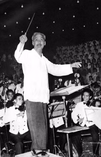  Hồ Chủ tịch cầm nhịp hát bài “Đoàn kết”.