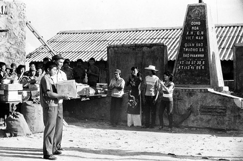 Tặng quà cho các chiến sĩ đảo Phan Vinh.