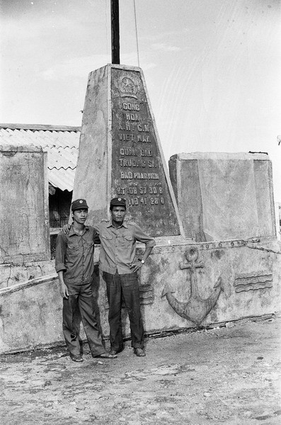 Bên cột mốc chủ quyền đảo Phan Vinh.