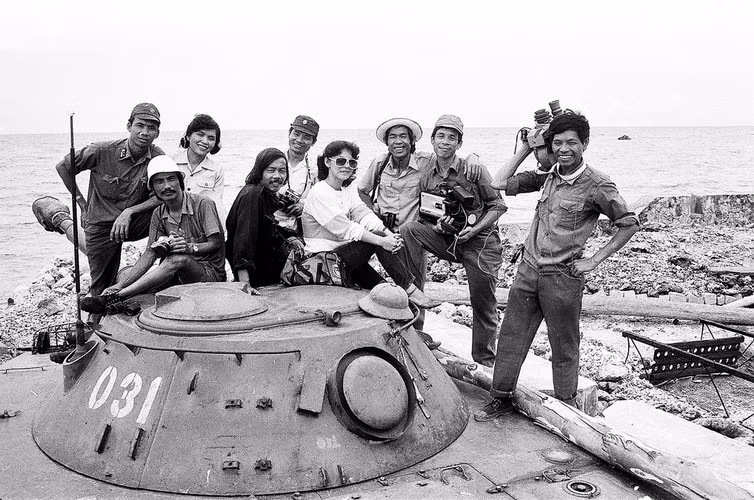 Vào tháng 5/1988, một đoàn công tác của tỉnh Phú Khánh (cũ) gồm các nhà báo, nhà quay phim cùng cố nhạc sĩ Xuân An và hai ca sĩ Thanh Thanh, Anh Đào đã có mặt tại các điểm đảo ở Trường Sa giữa cao trào của chiến dịch CQ-88 lịch sử.