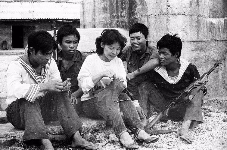 Các ca sĩ mang theo cả kim chỉ để tranh thủ khâu áo cho anh em, vừa khâu vừa hát để kìm bớt cảm xúc.