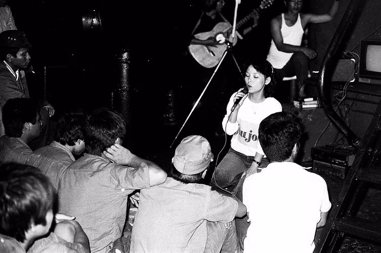 Tiếng hát làm vơi đi nỗi nhớ quê nhà. Khi anh em chiến sỹ yêu cầu hát về vùng quê nào, Anh Đào và Thanh Thanh đều hát những bài hát về vùng quê đó.