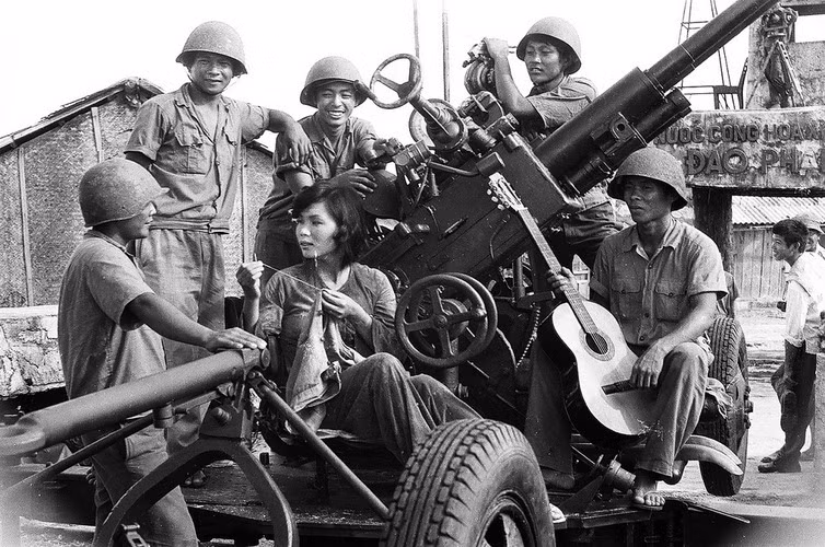 “Hát bao nhiêu cho chiến sỹ Trường Sa, cũng chưa đủ, chưa xứng với tình cảm các anh dành cho mình”, ca sĩ Anh Đào tâm sự.