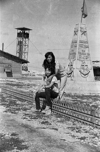  Sự có mặt của hai nữ ca sĩ trẻ ngoài đảo xa sóng gió là một nguồn cổ vũ vô cùng to lớn về tinh thần đối với các chiến sĩ đang bảo vệ biên cương.