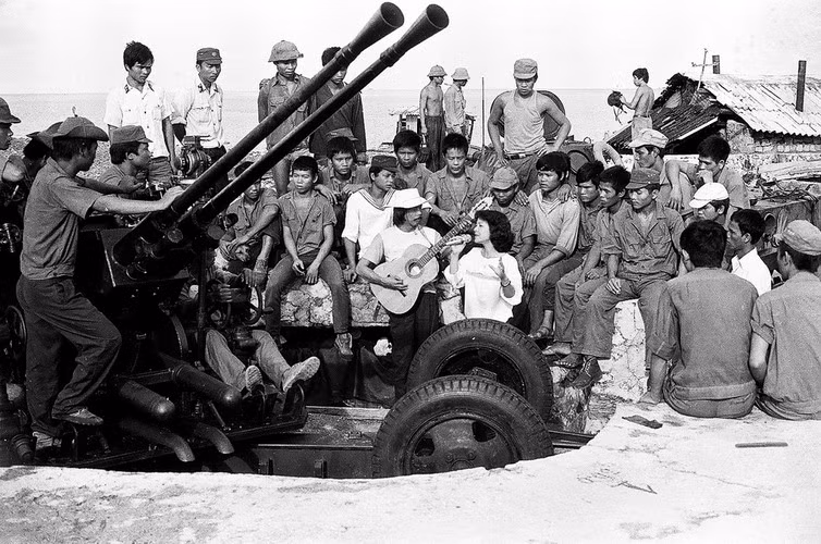 Nhiều buổi biểu diễn của cố nhạc sĩ Xuân An và hai ca sĩ Thanh Thanh, Anh Đào diễn ra ngay trên mâm pháo, thể hiện tinh thần sẵn sàng chiến đấu bảo vệ chủ quyền Trường Sa.