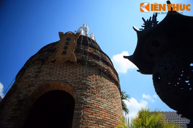 Ngôi chính điện kiểu "lò gạch" khiến chùa Phật Đà trở nên đặc biệt và được du khách gần xa biết tới.