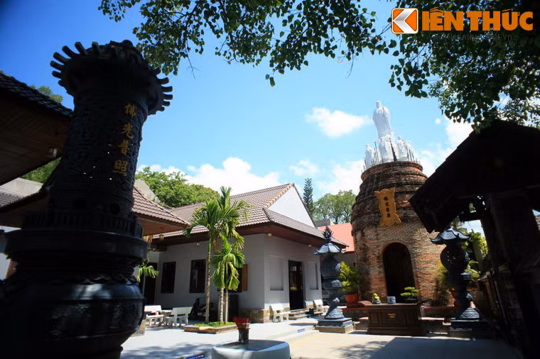 Tên gọi lò gạch bắt nguồn từ việc nơi đây có cái lò gạch bị bỏ hoang. Năm 1945, Hòa thượng Thích Chí Hoà đã dừng chân tại Hà Tiên và lập nên một ngôi chùa nhỏ, dùng chiếc lò gạch trên làm chính điện. Do chiến tranh kéo dài, chùa bị hư hỏng, xuống cấp nặng.