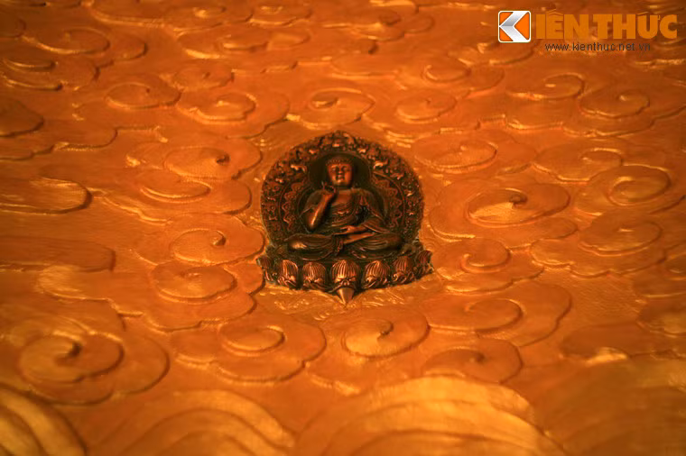 Những bức phù điêu hình Phật được xếp thành 5 hàng so le phía trên các dãy bài vị.