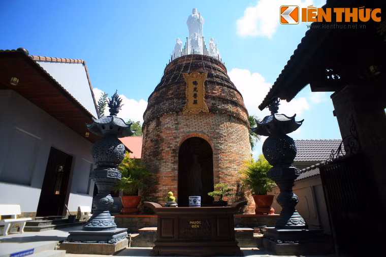 Từ năm 1993, chùa Lò Gạch mới được tái thiết, với điểm nhấn là ngôi chính điện có hình dáng một lò gạch.