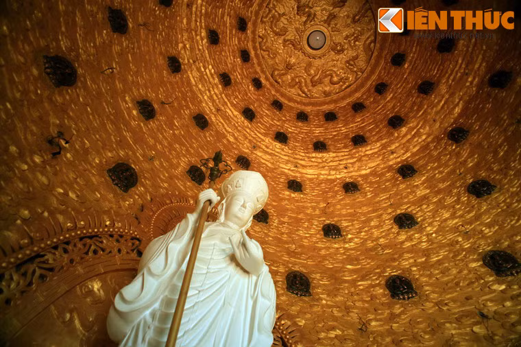 Mái vòm vút cao đã tạo nên chiều sâu, khắc phục sự hạn chế về diện tích của "lò gạch".