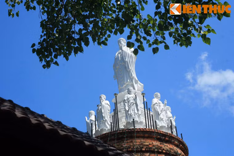 Đỉnh chính điện đặt một cụm tượng Phật được bài trí hài hòa.