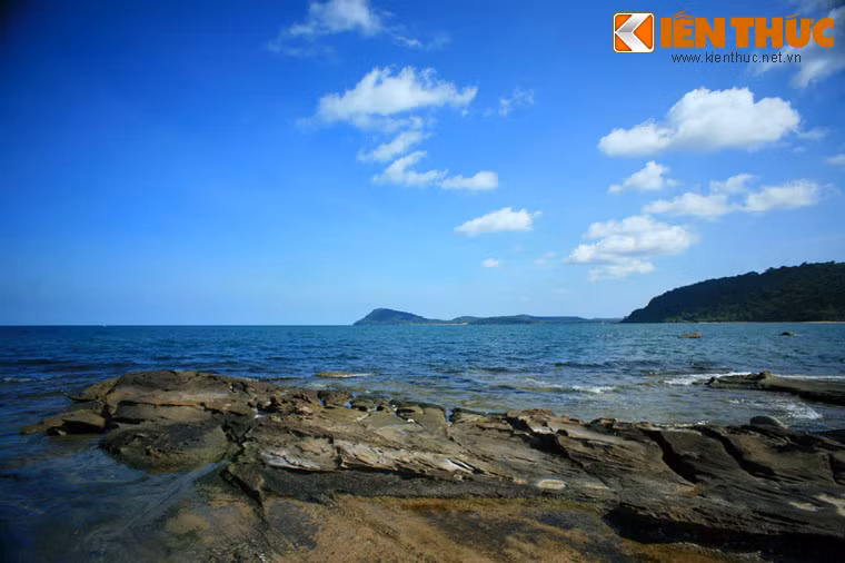 Vùng biển phía trước Thiền viện Trúc Lâm Hộ Quốc vẫn còn rất hoang sơ, hầu như không có dấu ấn của con người.