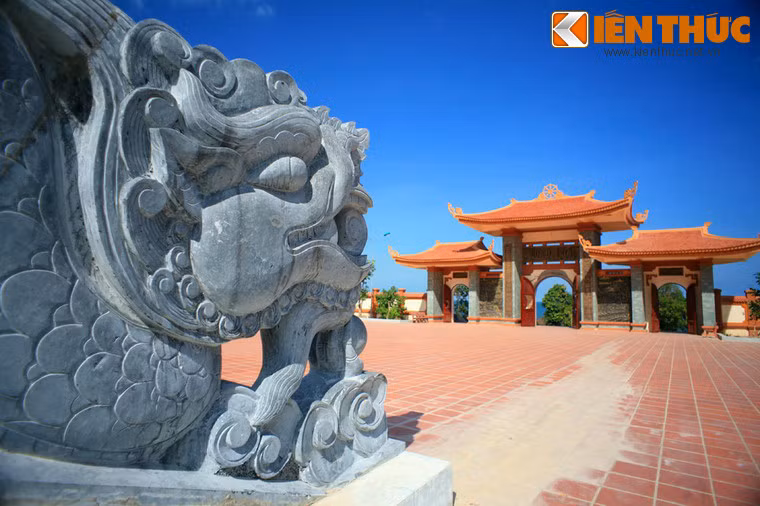 Mỗi dãy cầu thang có thành là một đôi rồng đá rất lớn, được chạm khắc sinh động.